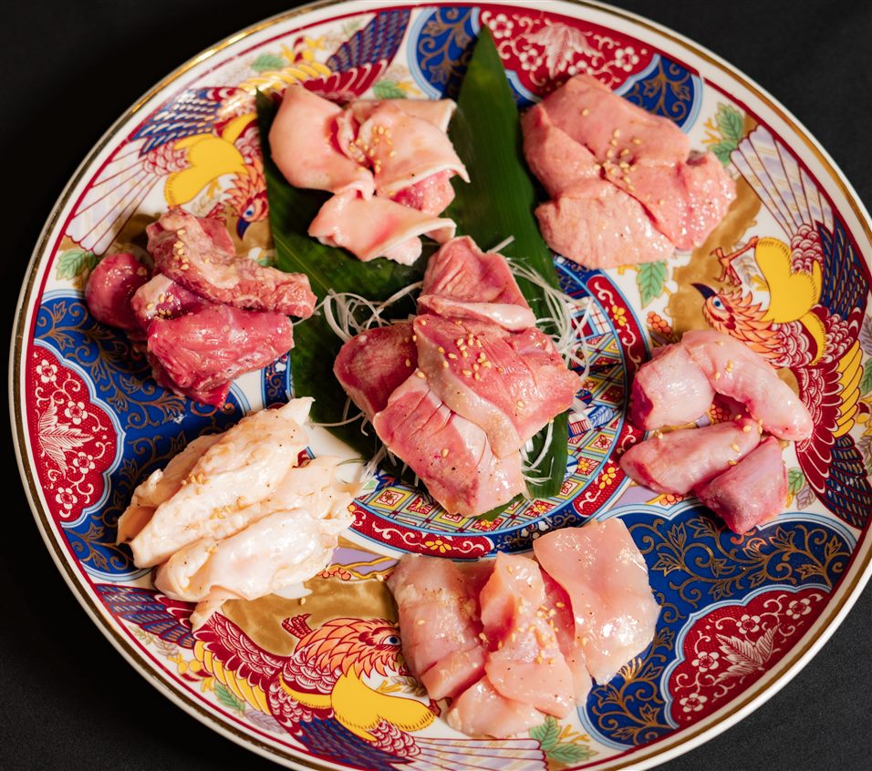 ホルモンしま田で焼肉を楽しむお客様